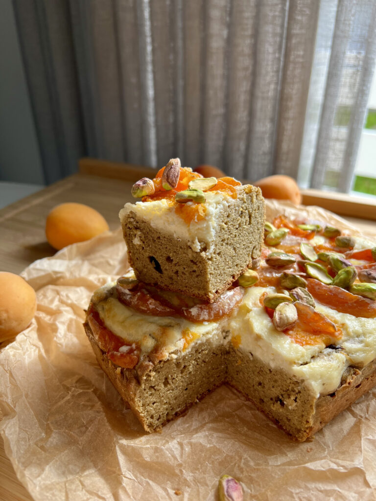 Keto ciasto pistacjowe z serem i morelami