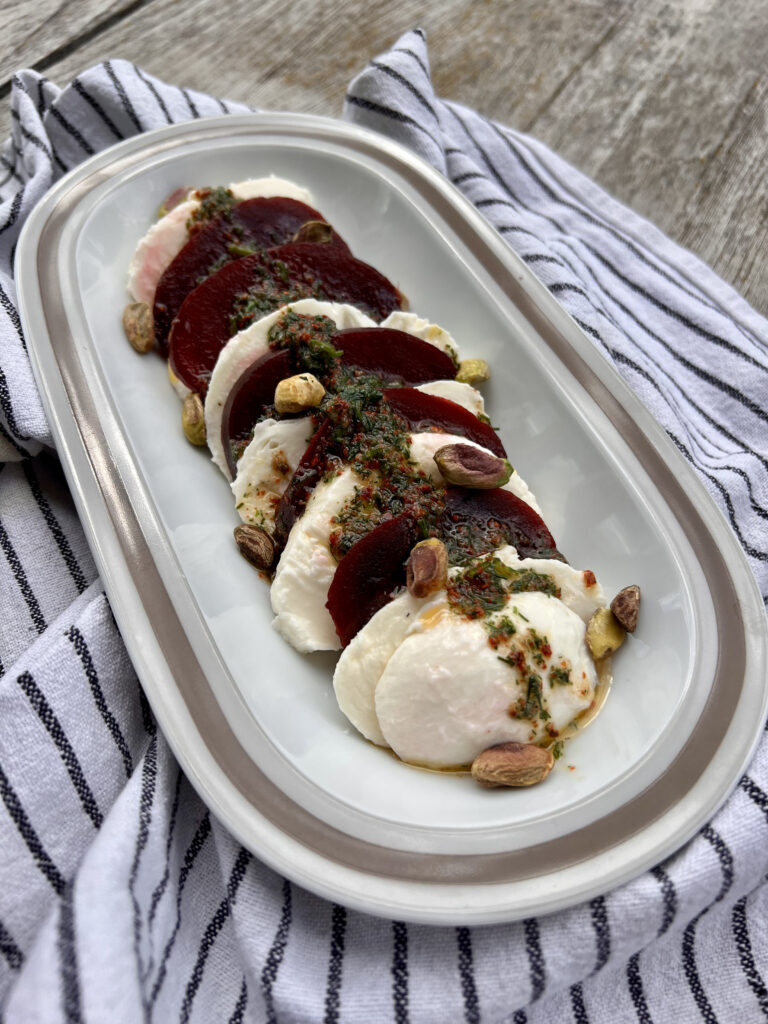 Sałatka caprese z burakiem, koperkiem i pistacjami