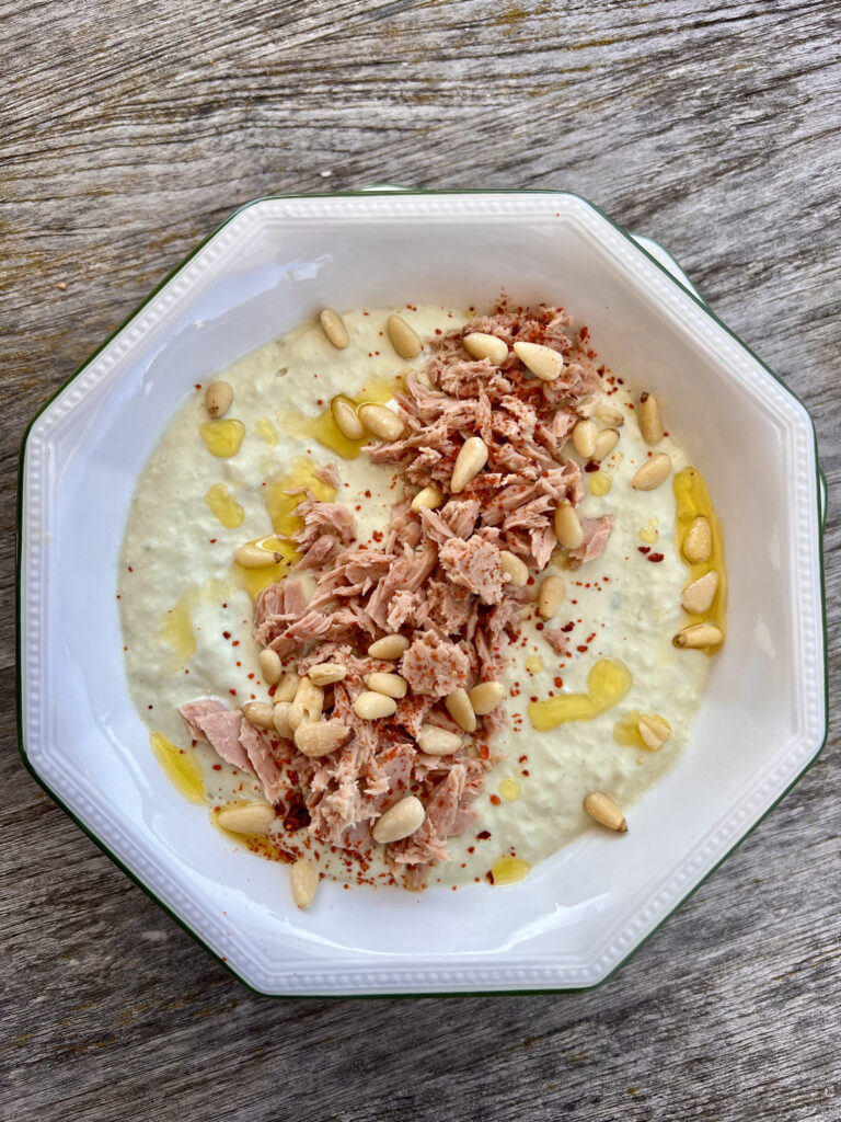 Read more about the article Keto chłodnik z twarożkiem kozim i awokado