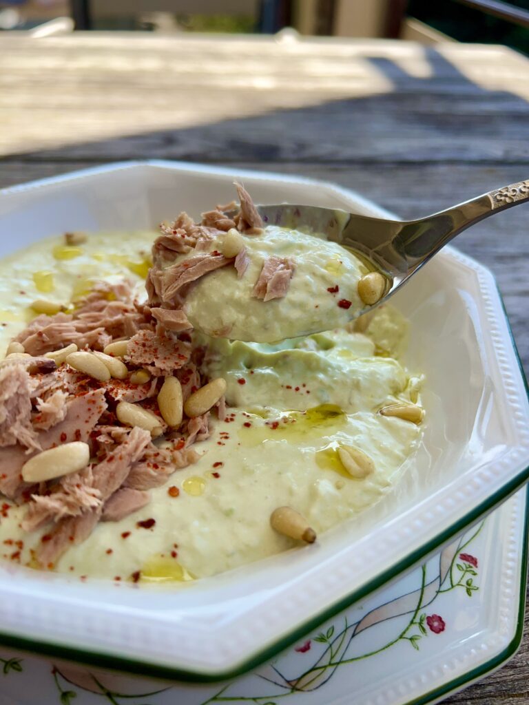 Keto chłodnik z twarożkiem kozim, awokado i ogórkiem
