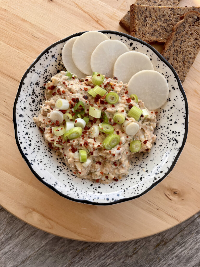 Keto pasta jajeczna z sardynkami podana z plastrami białej rzodkwi i dymką