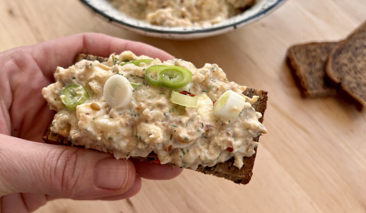 Keto pasta jajeczna z sardynkami podana z plastrami białej rzodkwi i dymką
