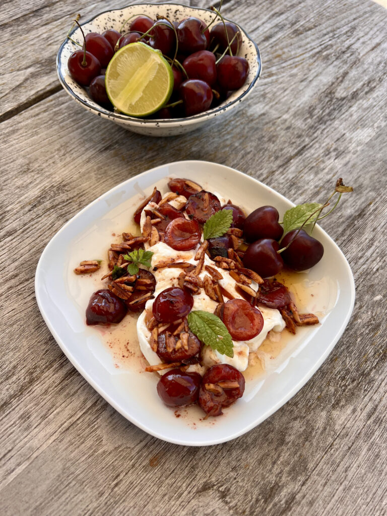 Burrata z czereśniami, migdałami i palonym masłem