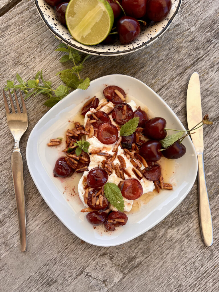 Burrata z czereśniami, migdałami i palonym masłem