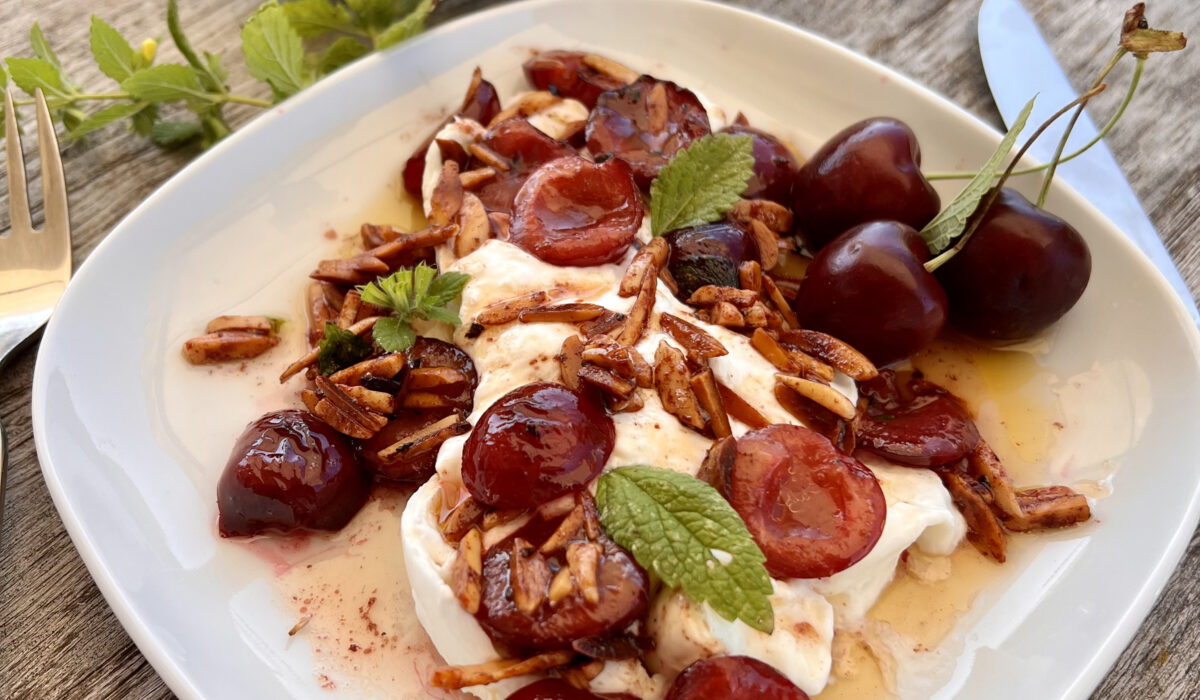Burrata z czereśniami, migdałami i palonym masłem