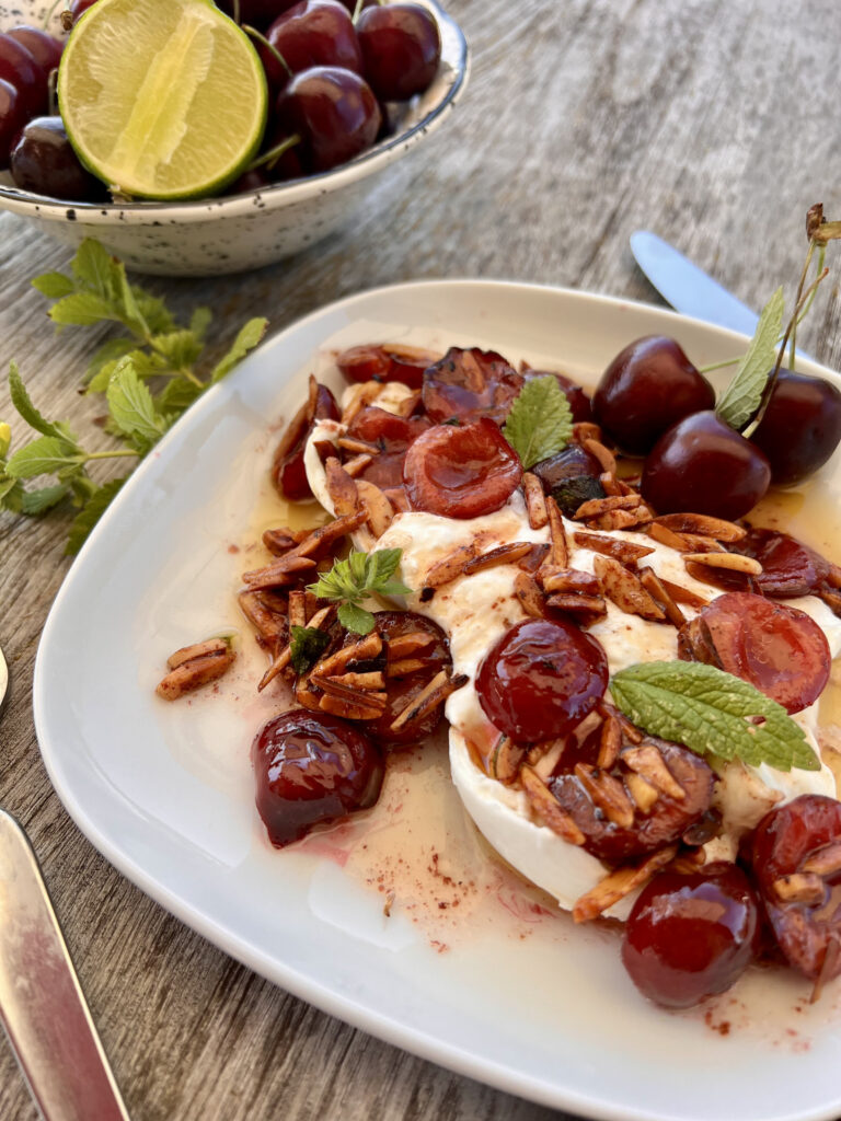 Read more about the article Burrata z czereśniami, migdałami i masłem