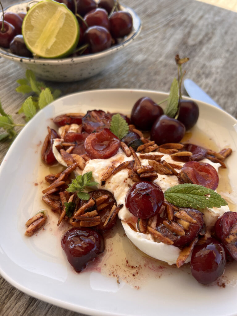 Burrata z czereśniami, migdałami i palonym masłem