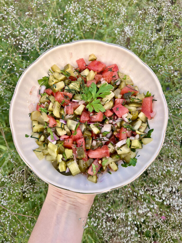 Keto sałatka z ogórków małosolnych i pomidora