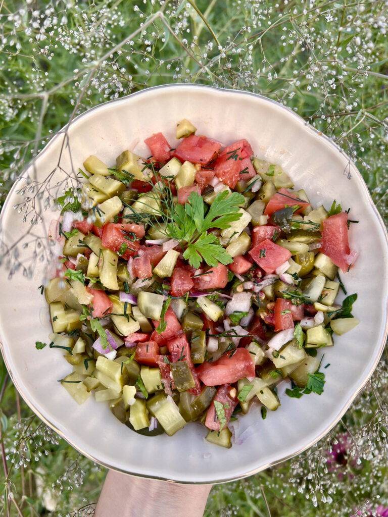 Keto sałatka z ogórków małosolnych i pomidora