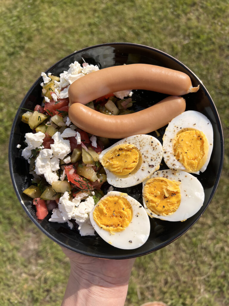 Keto sałatka z ogórków małosolnych i pomidora