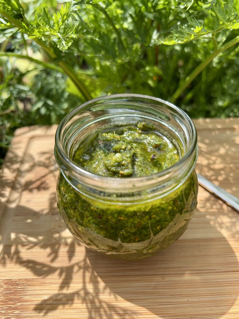 Read more about the article Domowe pesto z liści marchewki i pistacji
