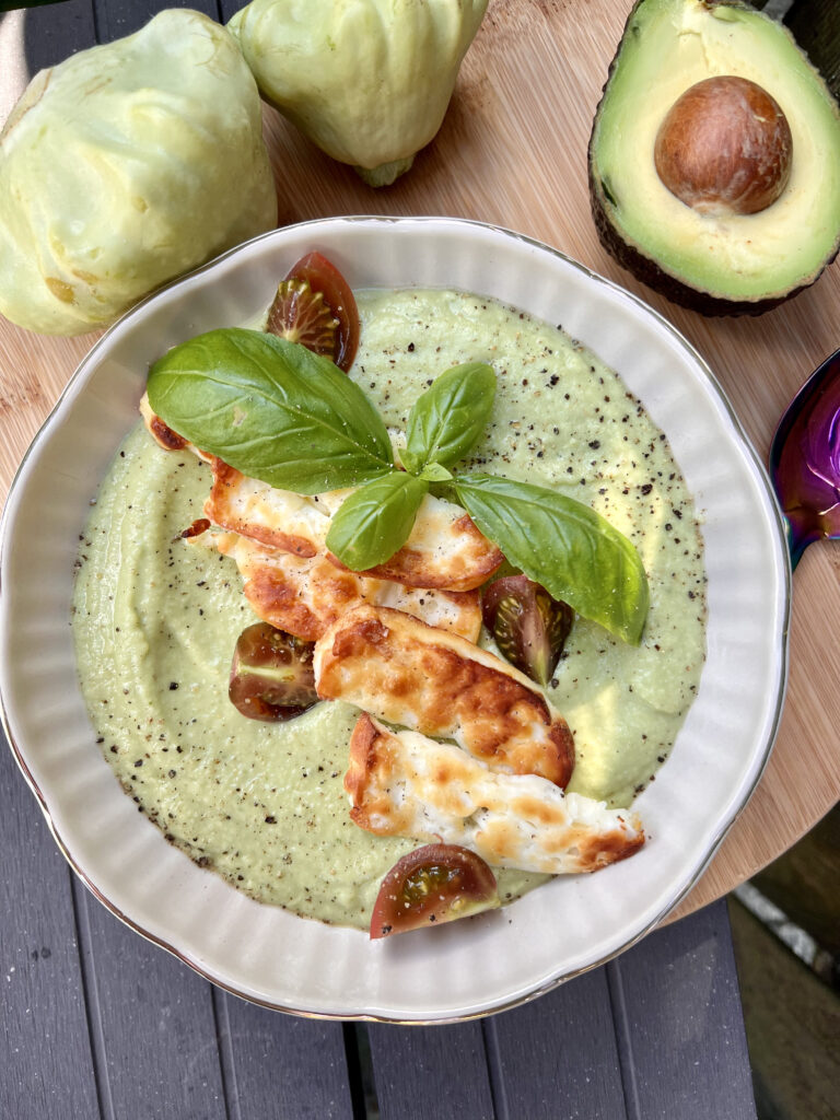 Read more about the article Keto chłodnik z patisonów i awokado bez laktozy