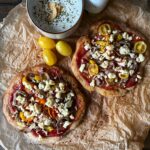 Keto pizzerinki owsiane z fetą  – bezglutenowe