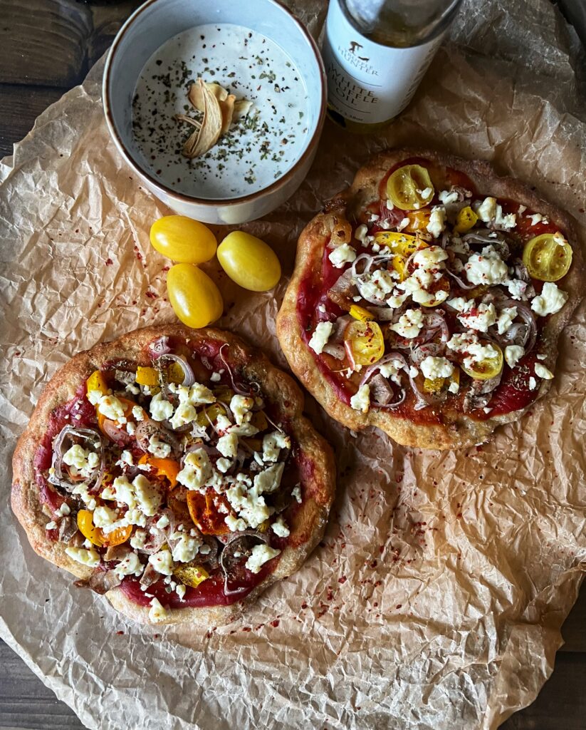 Keto pizzerinki owsiane z fetą - bezglutenowe