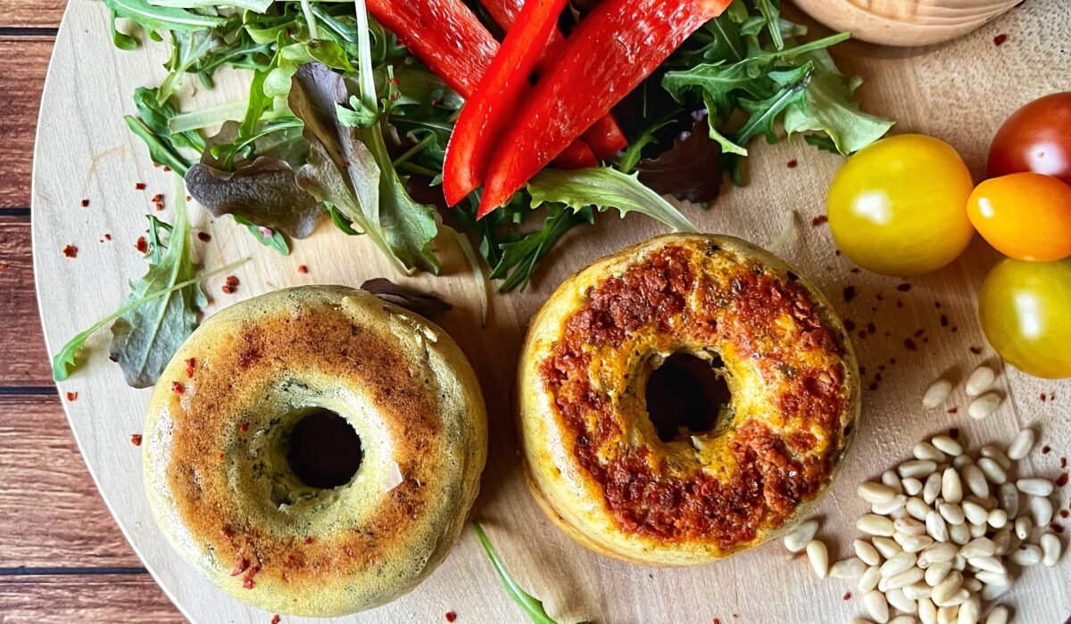 Keto bajgle z bekonem i pieczarkami - prosty pomysł na pożywne śniadanie