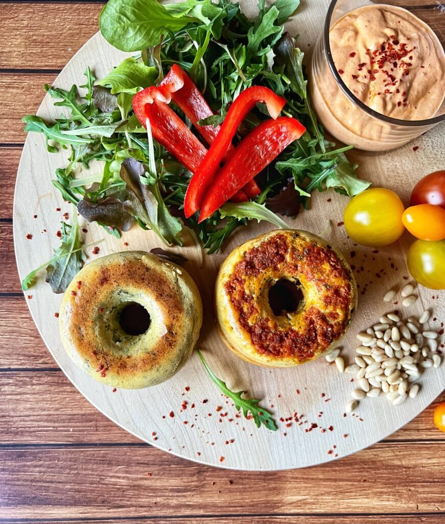 Keto bajgle z bekonem i pieczarkami - prosty pomysł na pożywne śniadanie