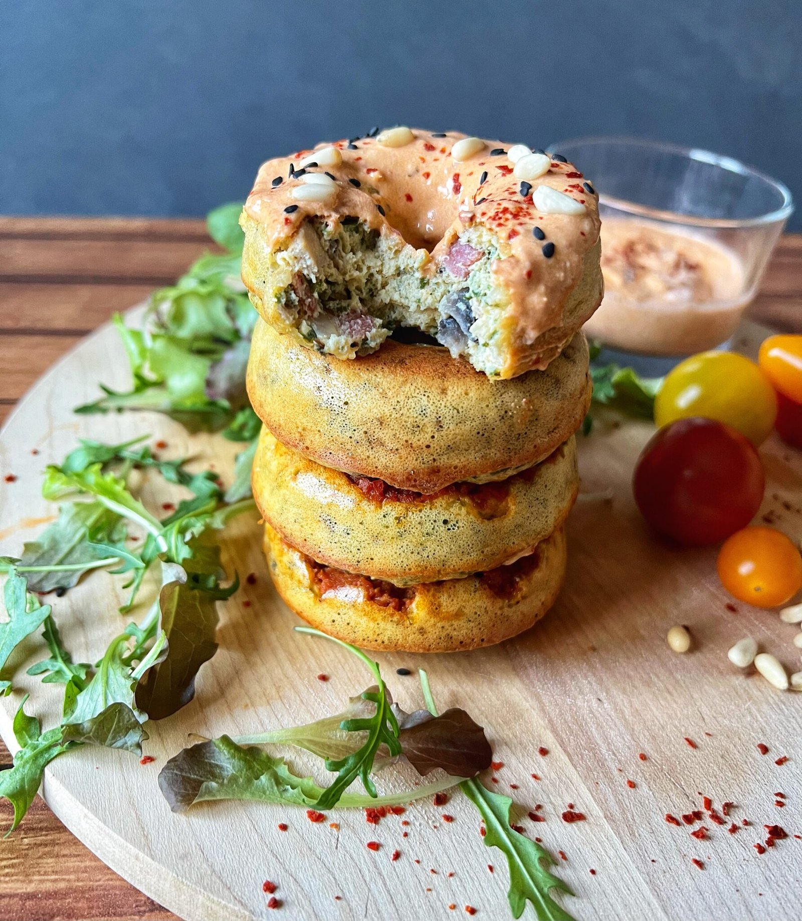 Keto bajgle z bekonem i pieczarkami - prosty pomysł na pożywne śniadanie