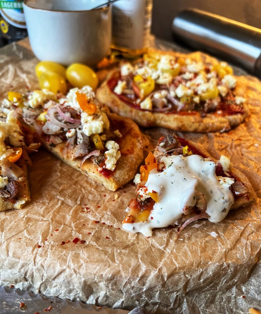 Keto pizzerinki owsiane z fetą - bezglutenowe