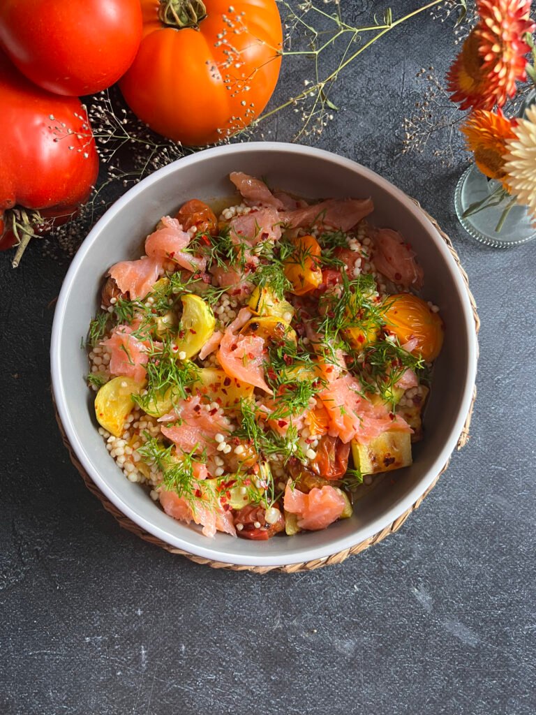 Read more about the article Sałatka z łososiem, keto kuskusem i warzywami