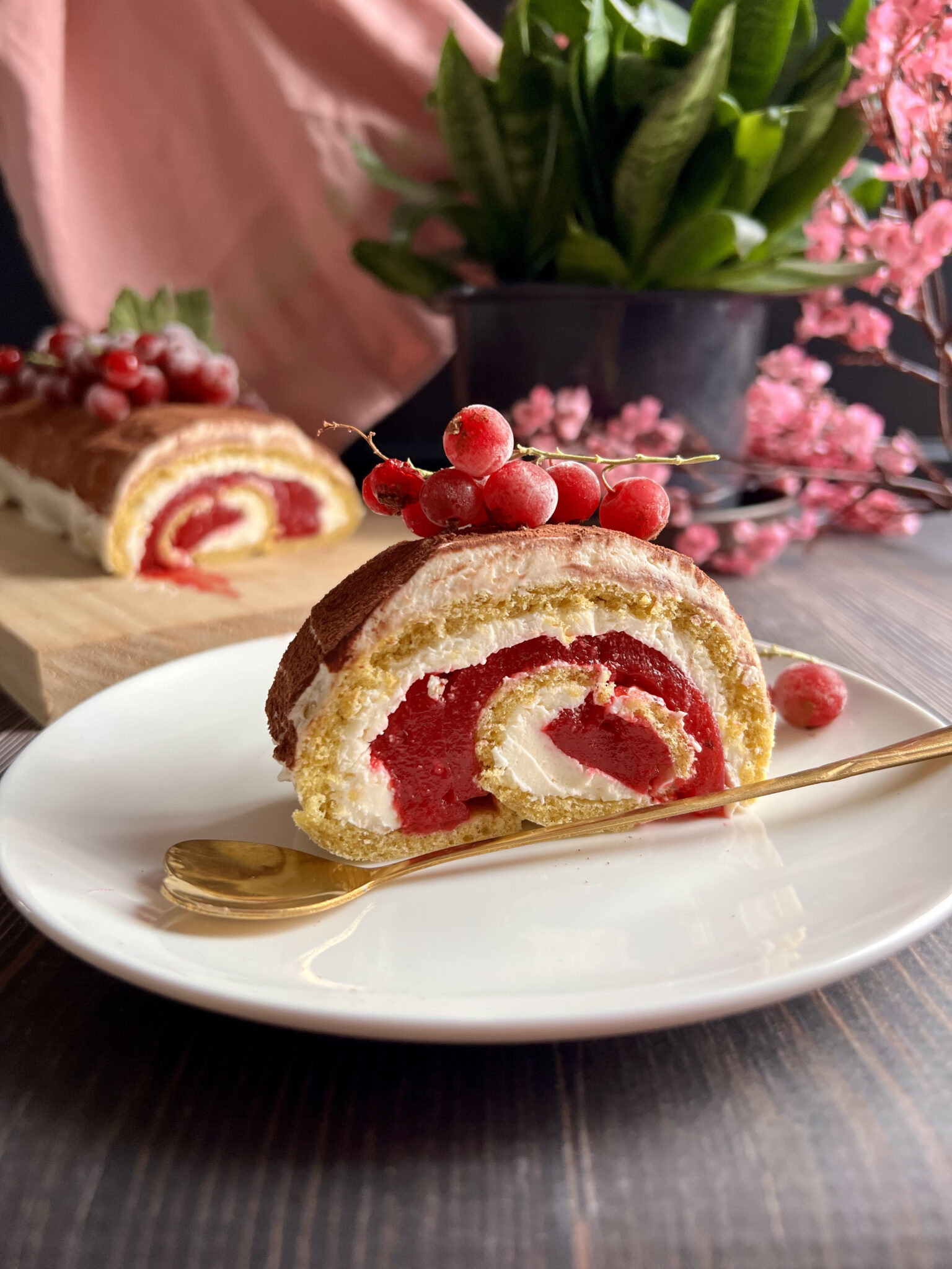Keto rolada z porzeczkową galaretką i kremem z białą czekoladą