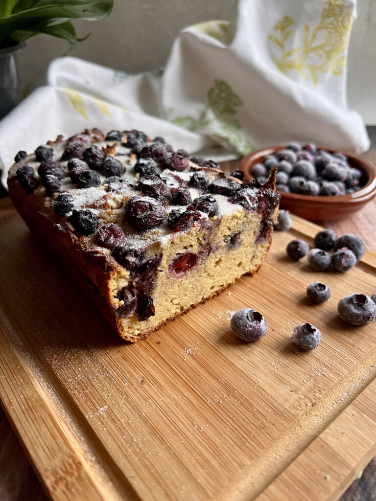 Keto ciasto z borówkami - wilgotne i aromatyczne