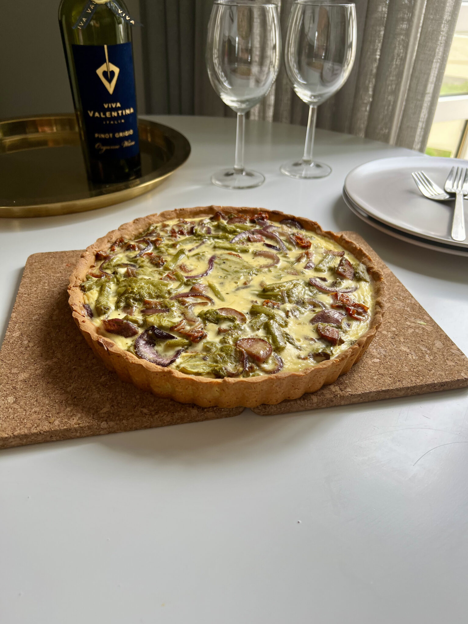 Keto tarta z kiełbasą, brokułem i suszonymi pomidorami - bez glutenu