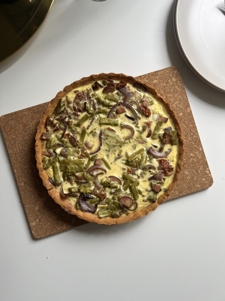Keto tarta z kiełbasą, brokułem i suszonymi pomidorami - bez glutenu