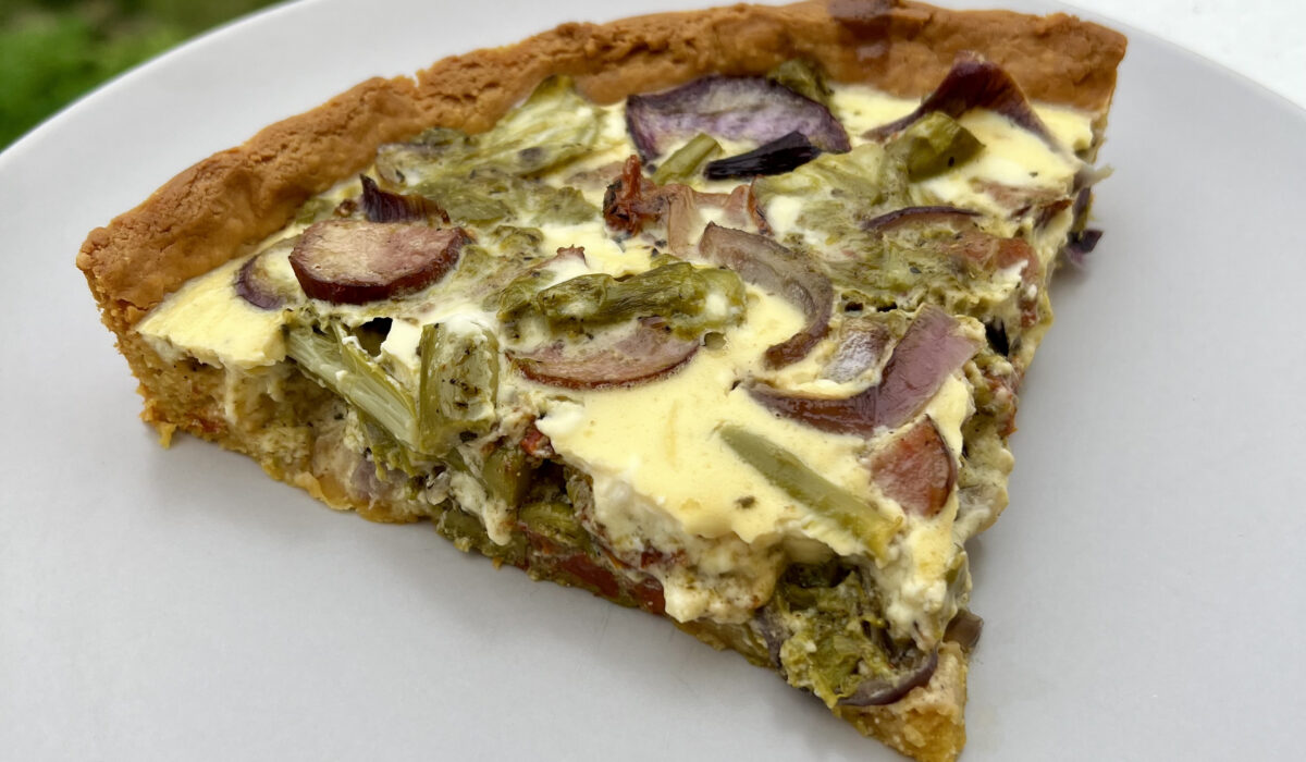 Keto tarta z kiełbasą, brokułem i suszonymi pomidorami - bez glutenu