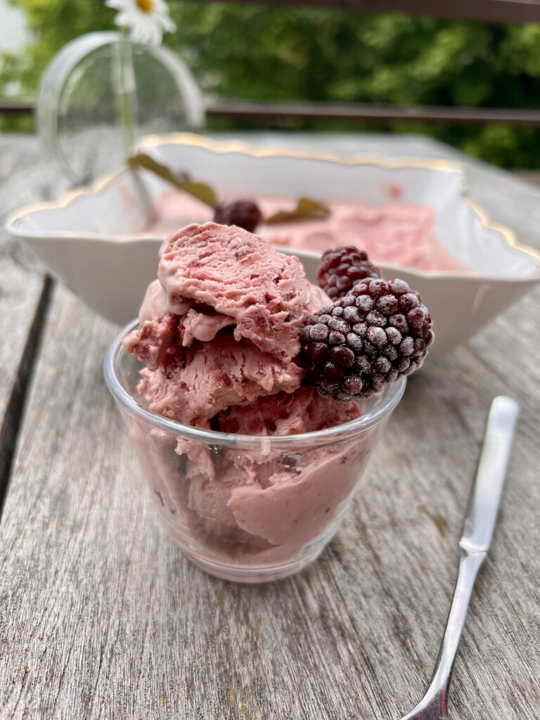 Read more about the article Keto lody jeżynowo-śmietankowe
