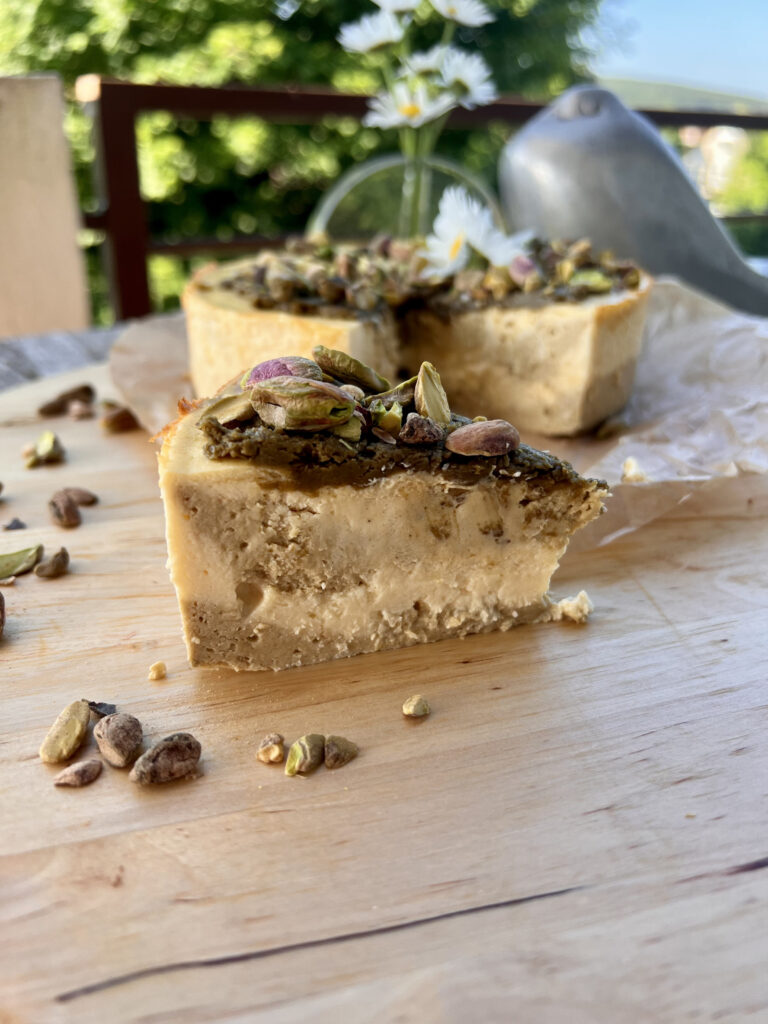Sernik bez cukru pistacjowo-limonkowy