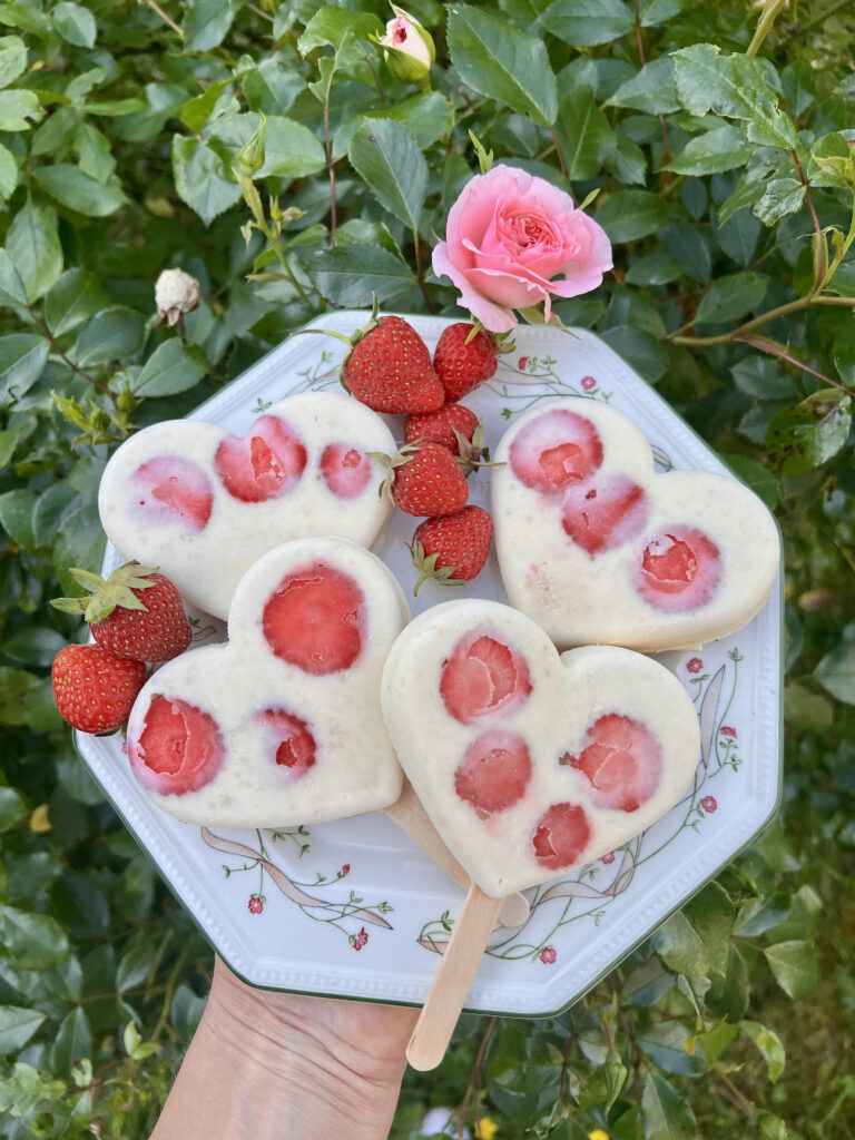 Read more about the article Keto lody o smaku sernika z truskawkami