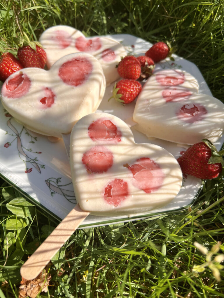 Keto lody o smaku sernika cytrynowego z truskawkami - lekkie i orzeźwiające