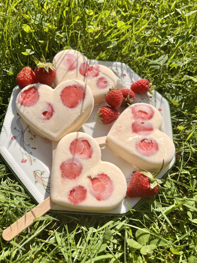Keto lody o smaku sernika cytrynowego z truskawkami - lekkie i orzeźwiające