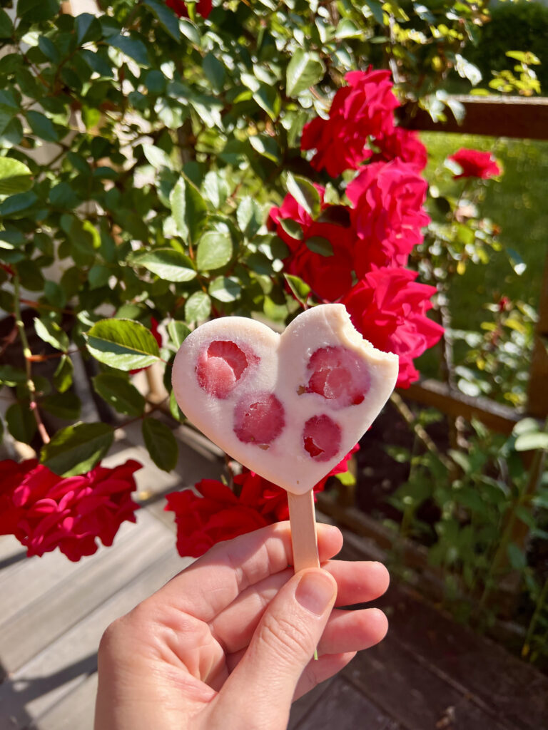Keto lody o smaku sernika cytrynowego z truskawkami - lekkie i orzeźwiające