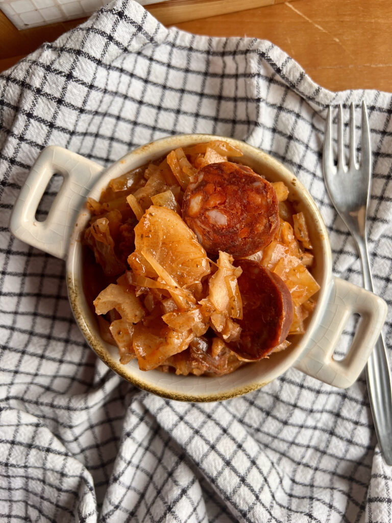 Keto bigos ze słodkiej kapusty z chorizo