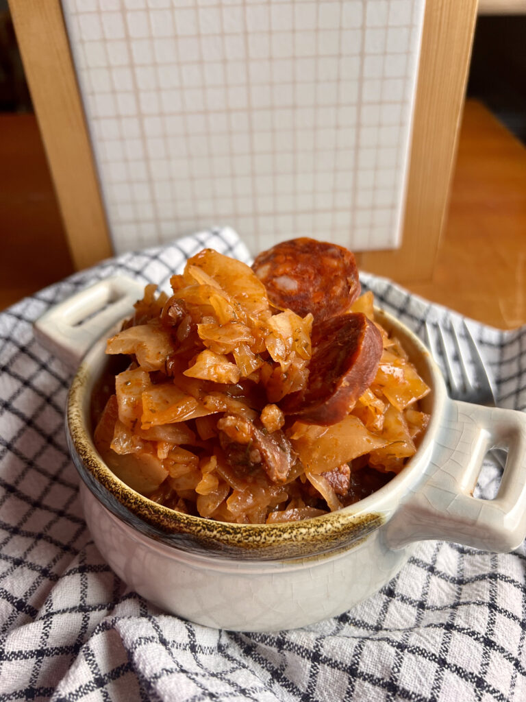 Keto bigos ze słodkiej kapusty z chorizo