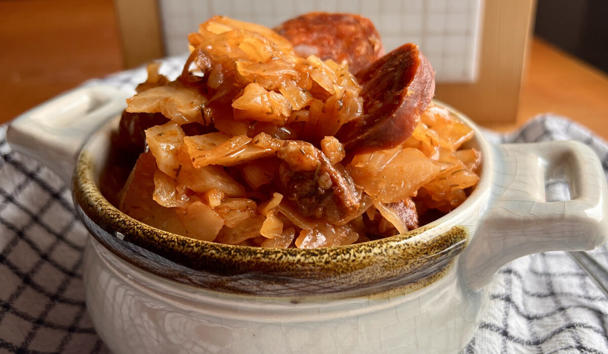 Keto bigos ze słodkiej kapusty z chorizo