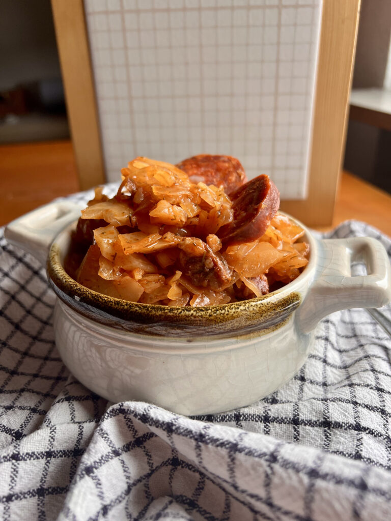 Keto bigos ze słodkiej kapusty z chorizo