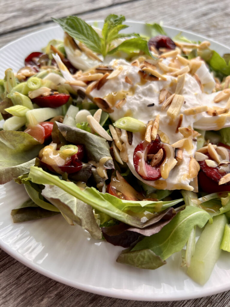 Sałatka z burratą, czereśniami i migdałami - przepis na szybki lunch