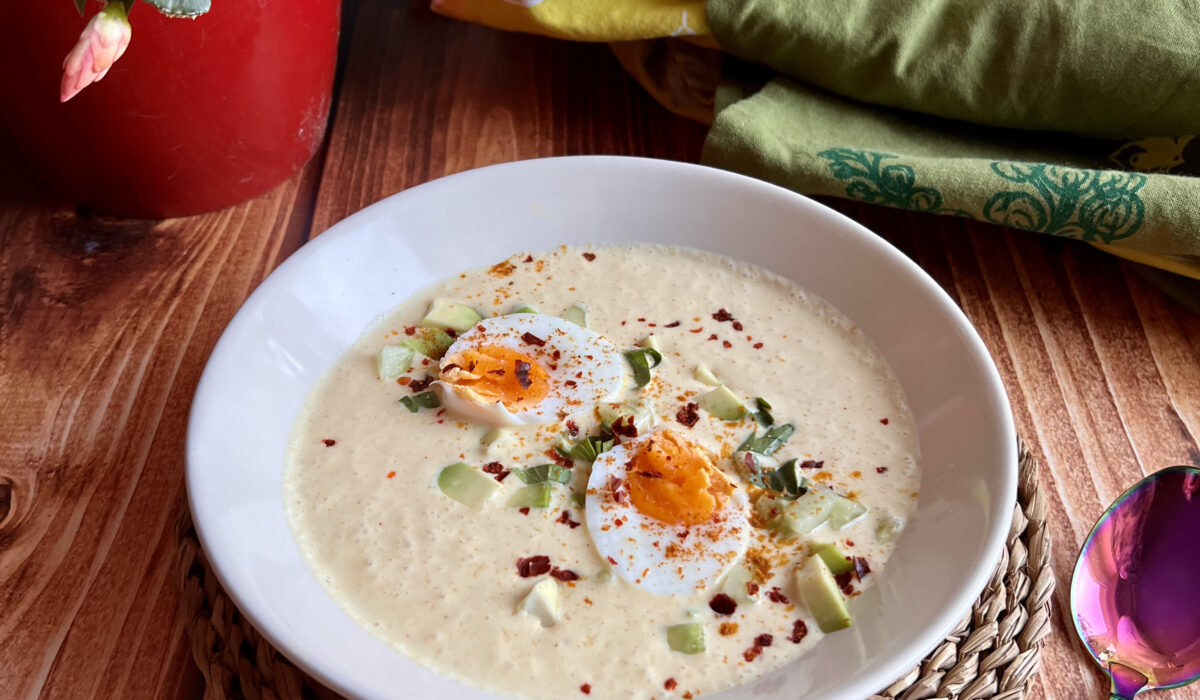 Chłodnik curry z maślanką, mango i awokado – orzeźwiający, kremowy i gotowy w 5 minut