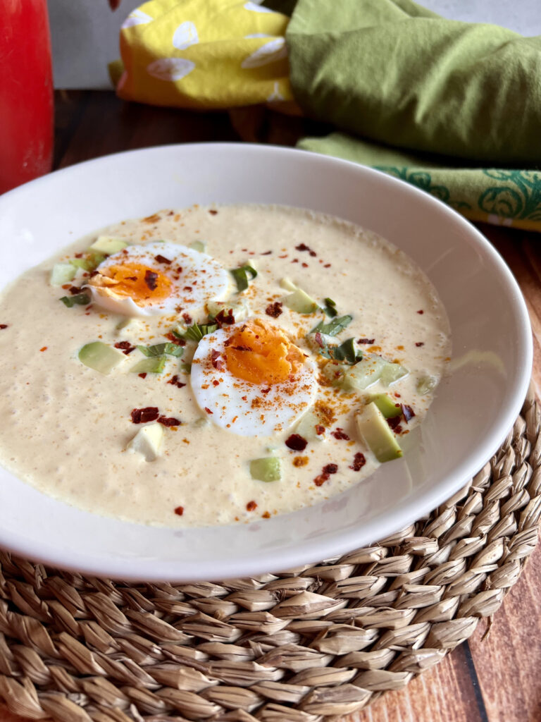 Chłodnik curry z maślanką, mango i awokado – orzeźwiający, kremowy i gotowy w 5 minut