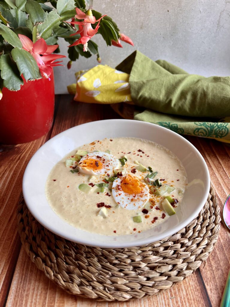 Chłodnik curry z maślanką, mango i awokado – orzeźwiający, kremowy i gotowy w 5 minut