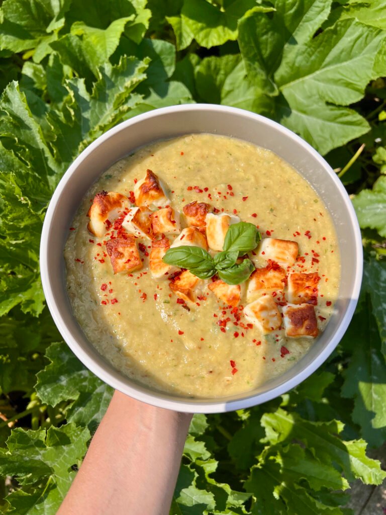 Zupa z cukinii z grzankami halloumi