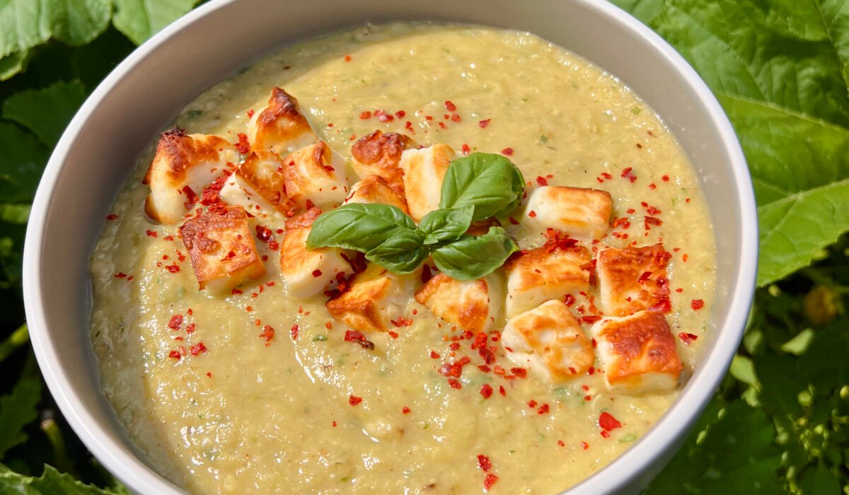Zupa z cukinii z grzankami halloumi