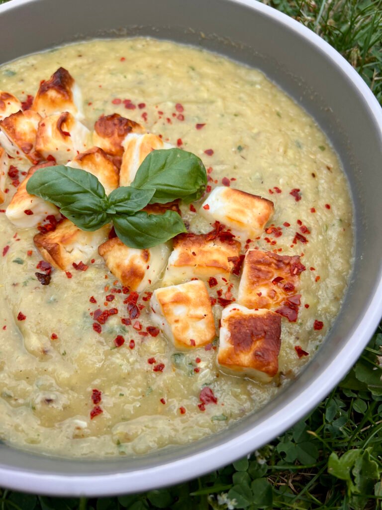 Zupa z cukinii z grzankami halloumi