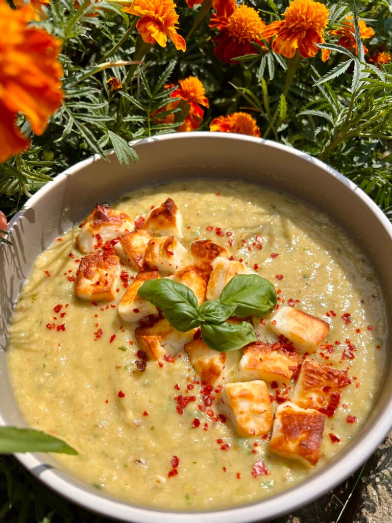 Zupa z cukinii z grzankami halloumi