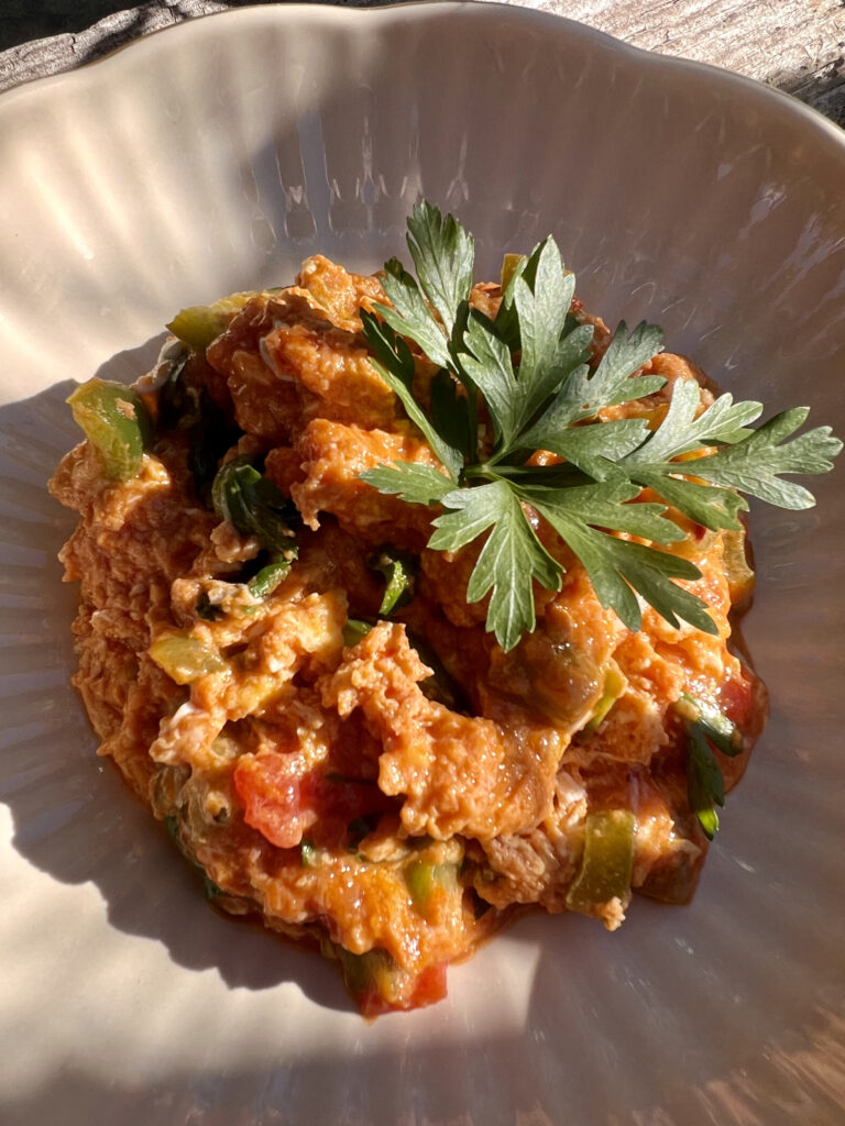 Menemen - aromatyczna turecka jajecznica z pomidorami i papryką