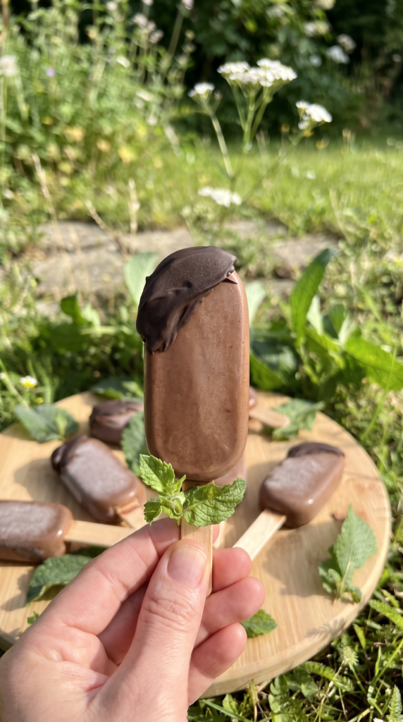 Keto lody czekoladowo-miętowe, intensywne w smaku i kremowe