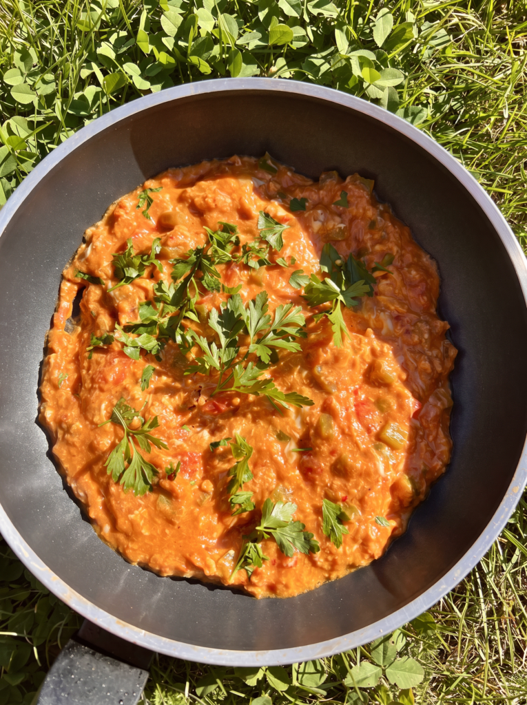 Menemen - aromatyczna turecka jajecznica z pomidorami i papryką