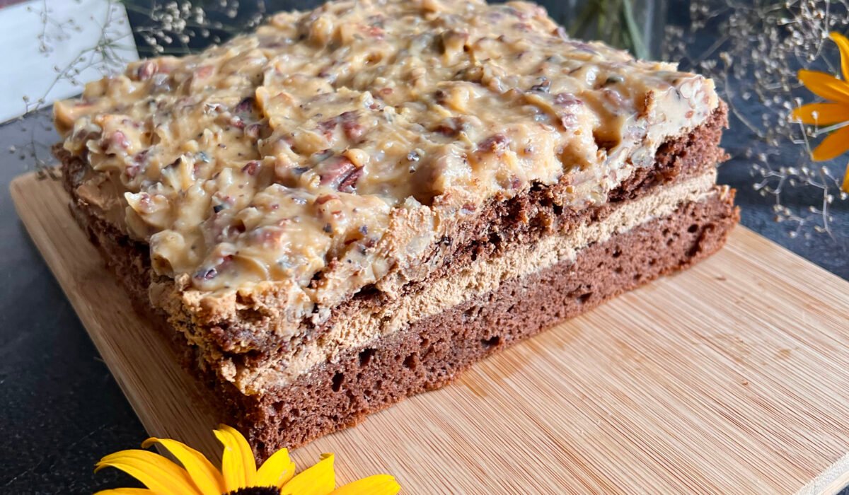 Keto tort kawowy z kajmakiem i orzechami - wyjątkowe ciasto na wyjątkowe okazje